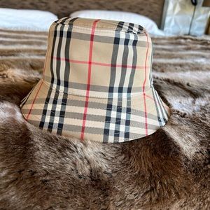 Burberry bucket hat